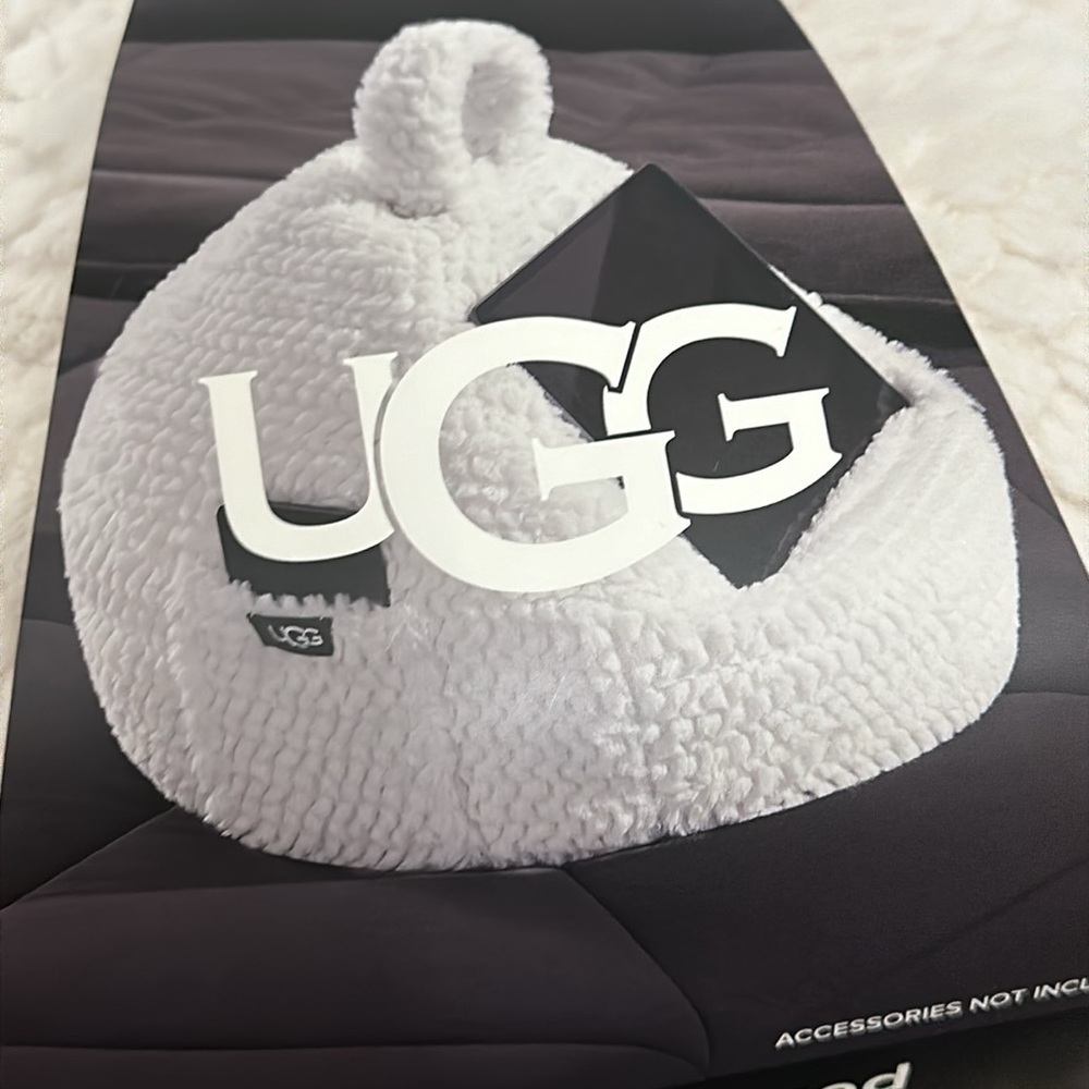 UGG Polar Textured Tablet Pouf - Picture 5 of 7